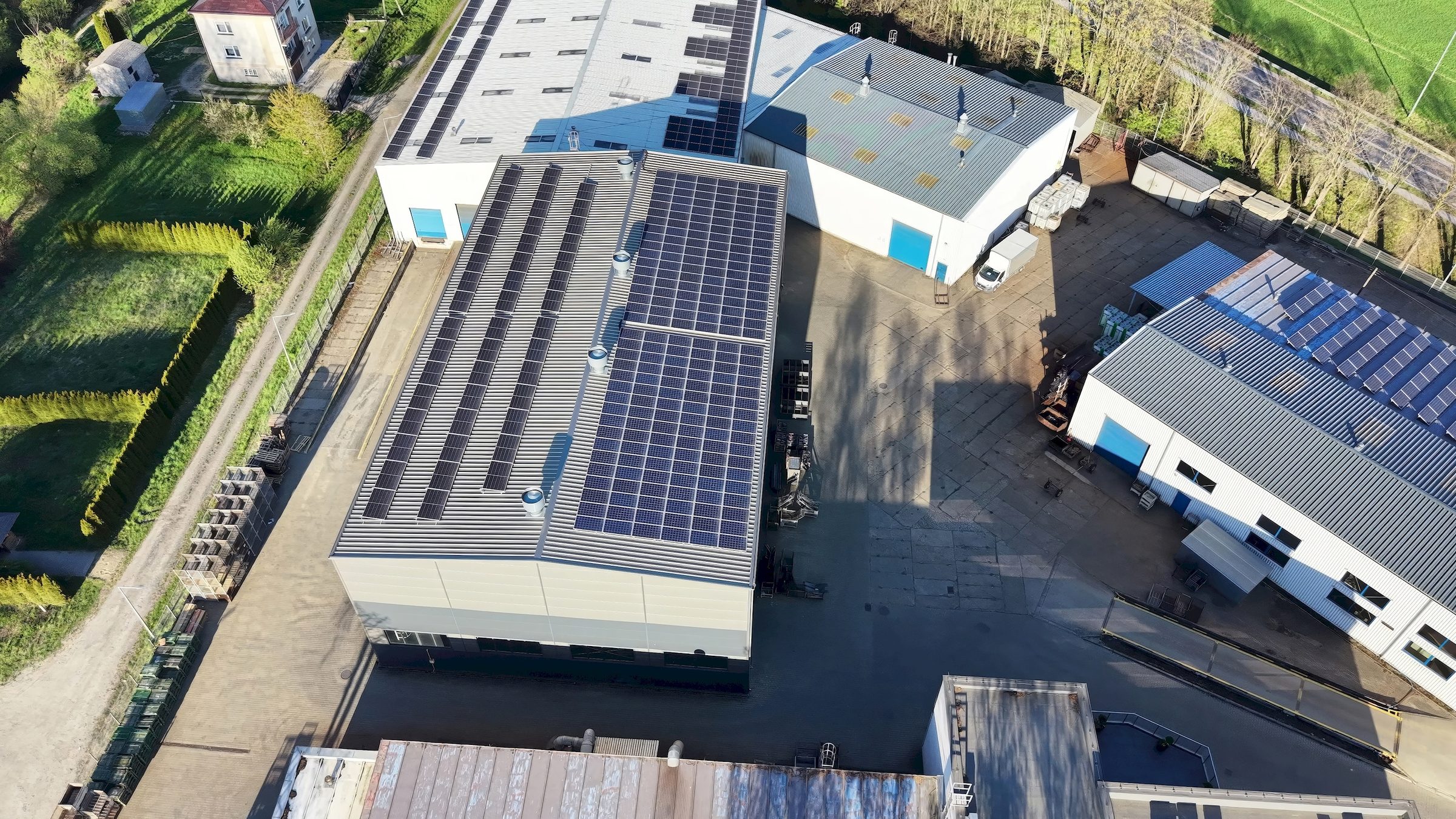 Gewerbliche Immobilie mit Solaranlagen und Ladesäulen